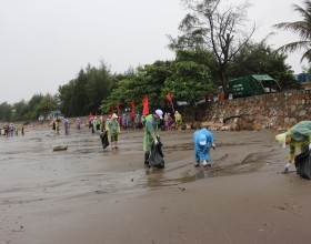 100 Volunteers Remove Trash from Do Son Beach, Vietnam as Part of World’s Largest Single-Day Beach Cleanup